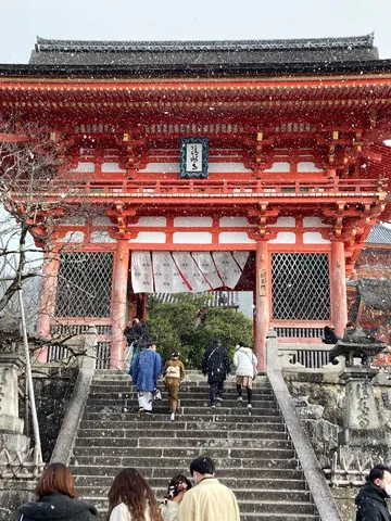 雪舞う古都の参道