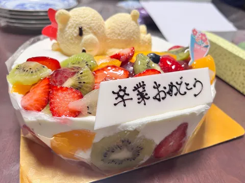 卒業おめでとう！フルーツたっぷりテディベアケーキ