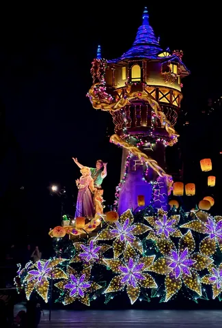 夜空に咲く光の塔