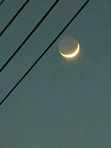 三日月と電線、青い空