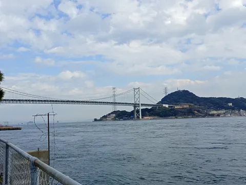 橋と青い空、風を待つ海