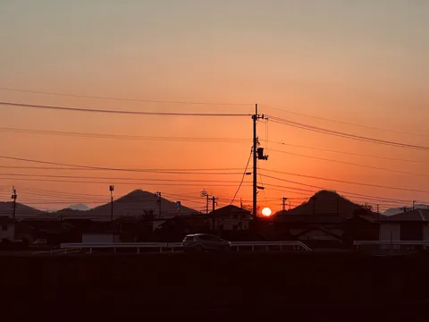 茜色の空と電柱のシルエット
