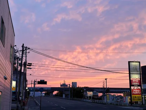 茜色の空と電線が織りなす夕暮れ