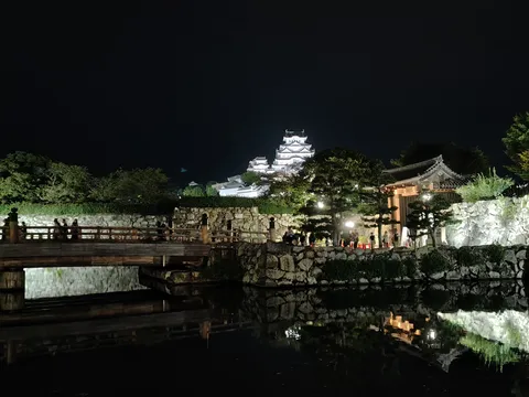 夜空に浮かぶ城の灯
