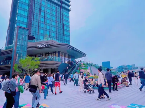 青空に浮かぶ都市の広場