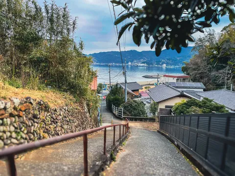 海へ続く坂道の風景
