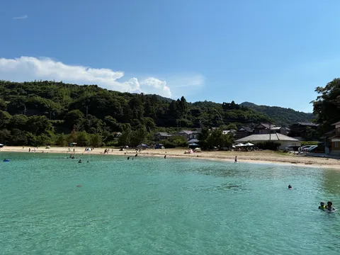 碧い海と緑の山並み