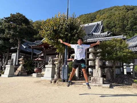 寺院の空でジャンプ！