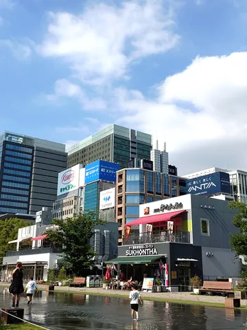 水面の反射と都会のビル群