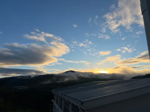 朝霧の山々と夕焼け空