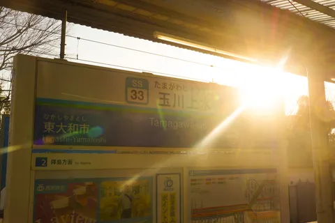 逆光が主役の駅名標