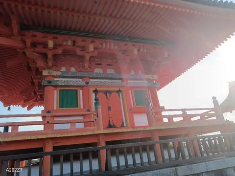 光に包まれる朱色の楼閣