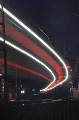 夜を駆ける光の残像