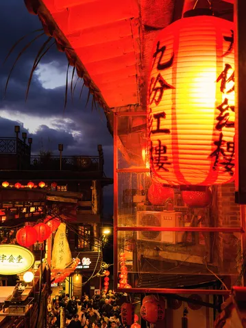 提灯きらめく夜の路地