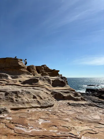 風化した岩と海の光