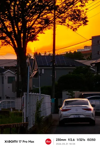 燃える空と静かな住宅街
