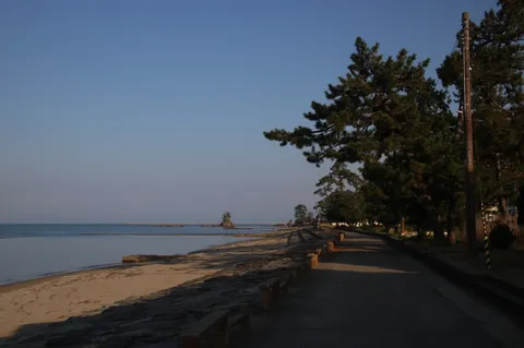 静寂の海岸線、夕暮れの誘い