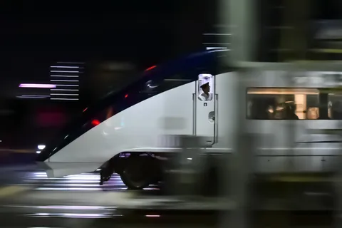 夜を駆ける流線の影