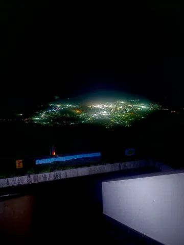 闇夜に灯る街の光