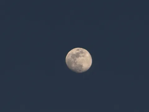 宇宙の迷子？月さま、こんばんは