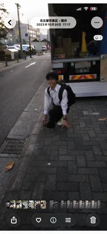 夕暮れの路地に映る動く静寂