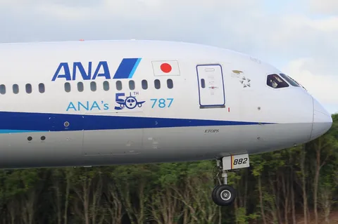 ANAの記念塗装機、力強い離陸