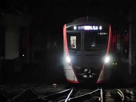 夜の闇に浮かぶ、電車のヘッドライト