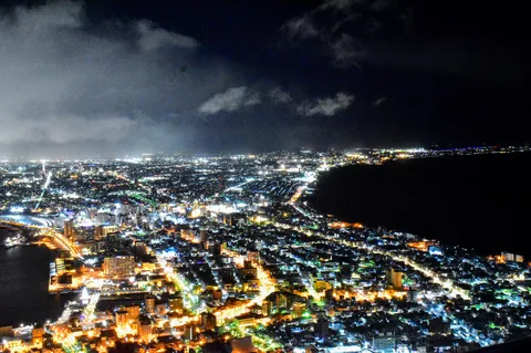 海辺の街の夜景