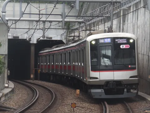 トンネルを抜ける軌跡