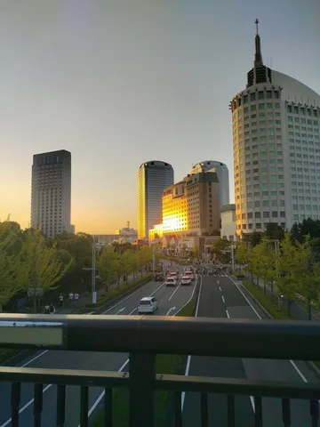 夕暮れ時の都会の道