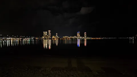 水面に映る光の街