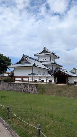 青空と映える古城の佇まい