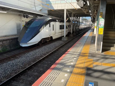 流線美が映える駅プラットフォーム