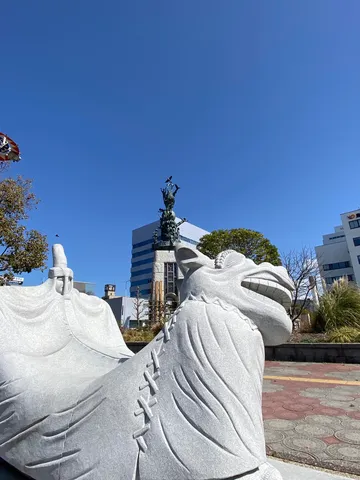 青空と石造りの彫刻、二つの表情