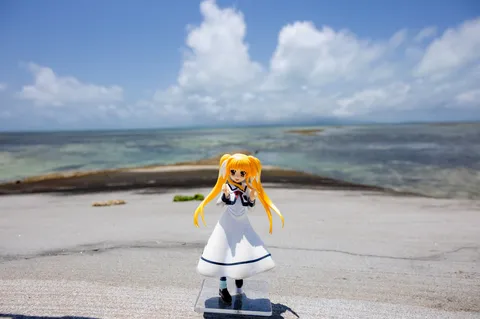 夏の青空と鮮やかなアニマルフィギュア
