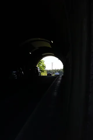 トンネルの出口に光