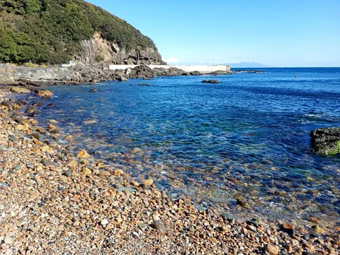 海辺の青と石の囁き