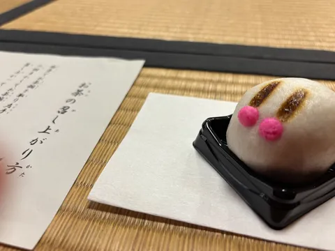 素朴な愛らしさ、和菓子と筆文字
