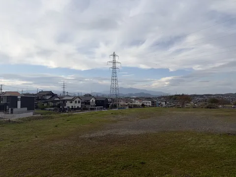 空へ伸びる鉄塔の景色