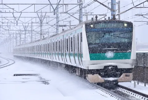吹雪の中を疾走する列車