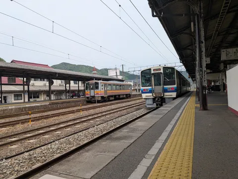 静かな駅、二つの列車の出会い