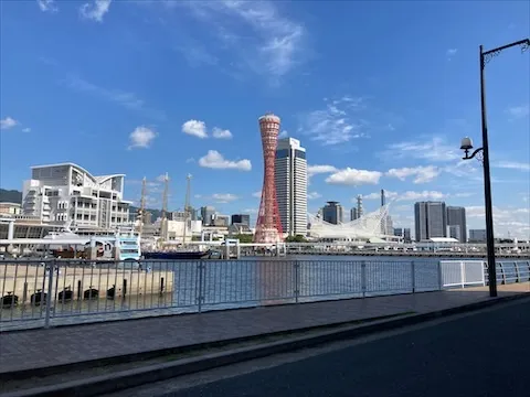 神戸の港にそびえる赤いタワー