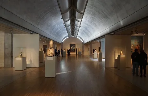 アーチ天井の静かな美術館