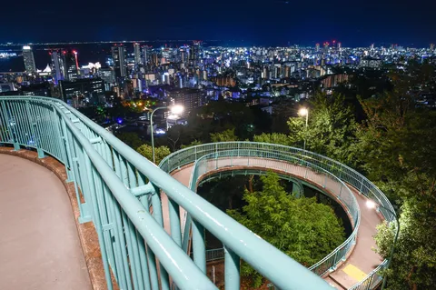 夜の街へ誘うらせん