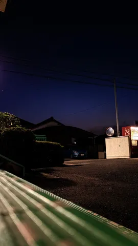 静寂の夜、自動販売機に灯る光