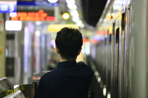 駅のホーム、旅立ちの予感