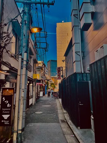 路地裏のドラマティックな光