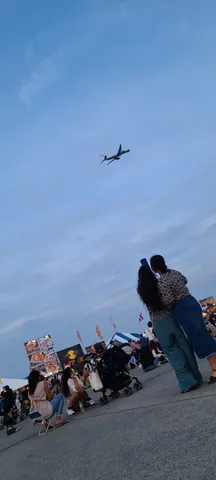 空の下の賑わいと飛行機
