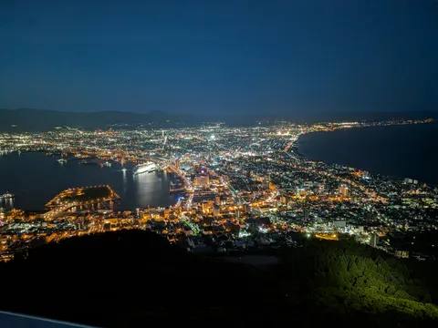 輝く港街、夜の息吹