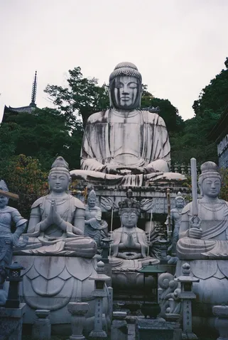 石像の静寂と祈りの空気